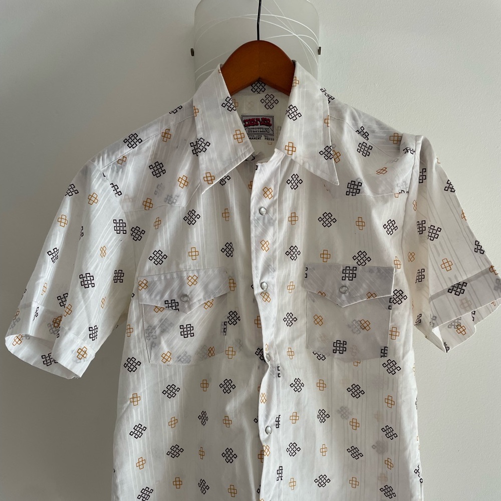 Unique Western Button up with pearl snap buttons long tail size small whie